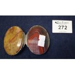A snuff or trinket box with agate top and cover, unmarked white metal. (B.P. 24% incl. VAT)