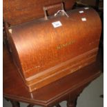 Vintage Singer sewing machine in oak bentwood case. (B.P. 24% incl. VAT)