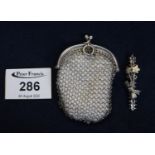 A silver mesh purse and a Victorian silver brooch. 0.82 troy ozs approx. (B.P. 24% incl. VAT)