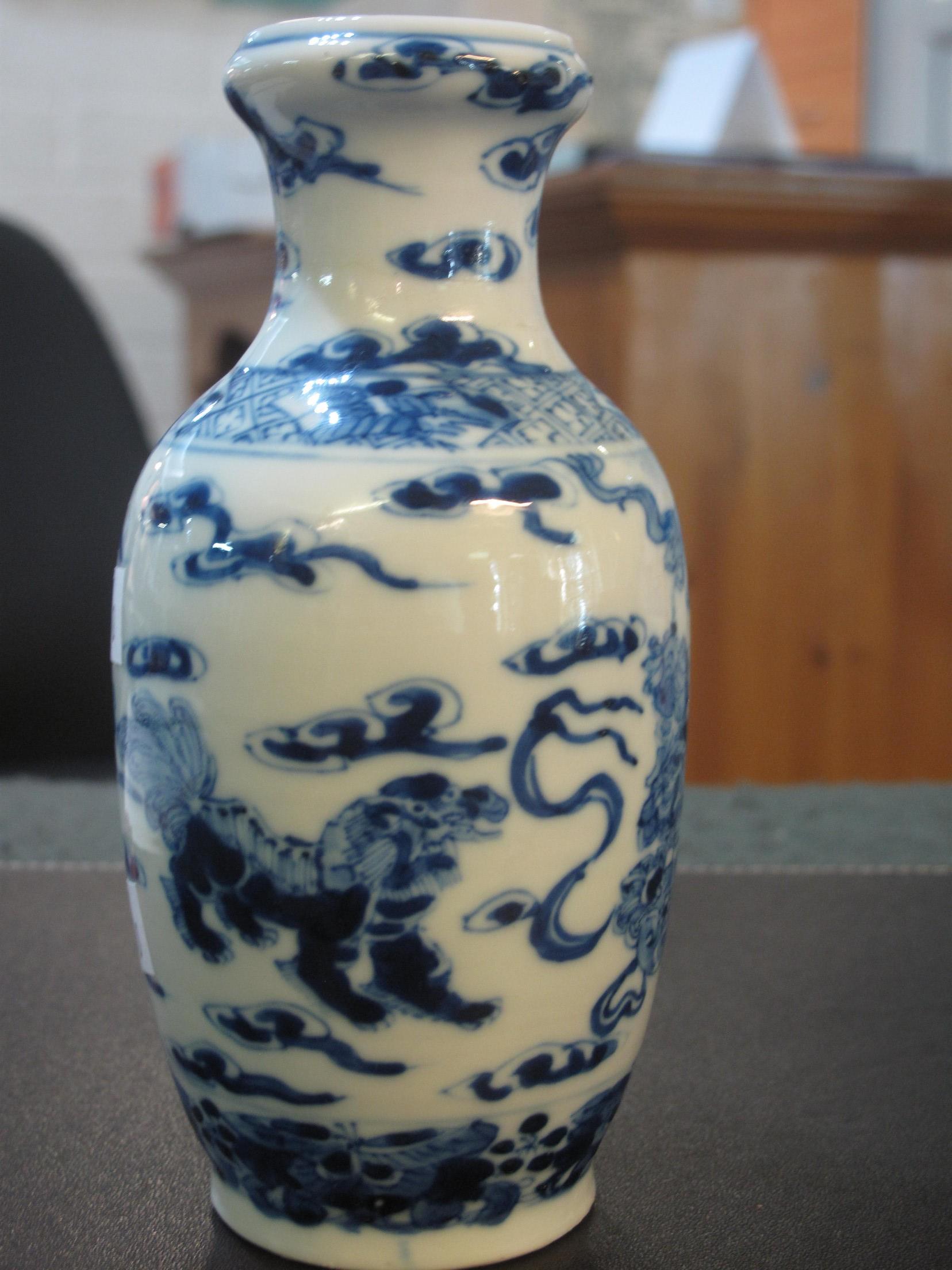 Small good quality Chinese blue and white porcelain baluster shaped vase, having cup mouthed neck - Image 3 of 4