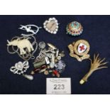 Bag of assorted military and other badges and costume jewellery. (B.P. 21% + VAT)