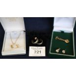 Small collection of assorted 9ct gold jewellery to include; gold chain and stud earrings, other