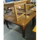Victorian mahogany extending dining table with one additional leaf and three winders on turned