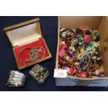 Box of assorted beads and other costume jewellery appearing mainly modern. (B.P. 21% + VAT)