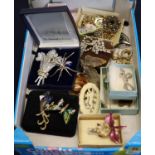 Small tray of assorted costume jewellery various including Prince of Wales feather pin brooch. (B.P.