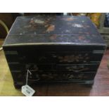 Japanese lacquered jewellery box or table cabinet having a lift lid with lift out tray to the