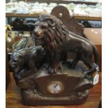 Coloured plaster mantel clock surmounted by a pair of lions. Back-winding movement. 36 cm high