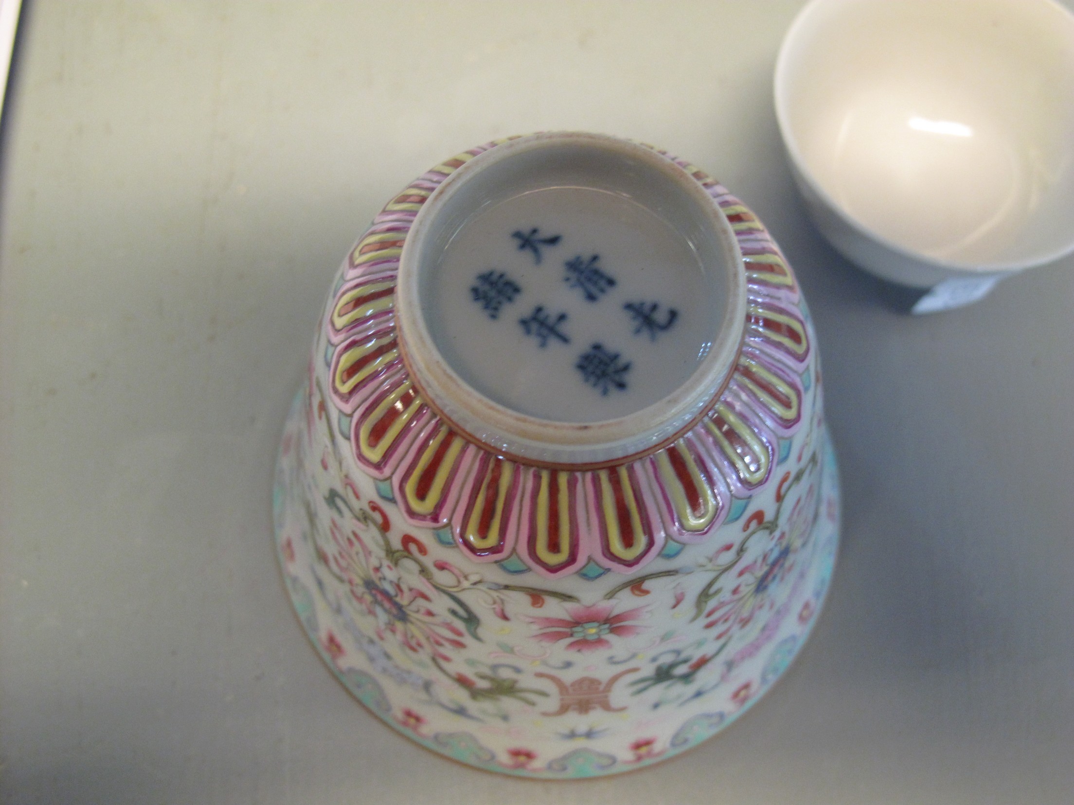 Good quality Chinese porcelain everted cup or vase, externally decorated with enamelled foliate - Image 4 of 7