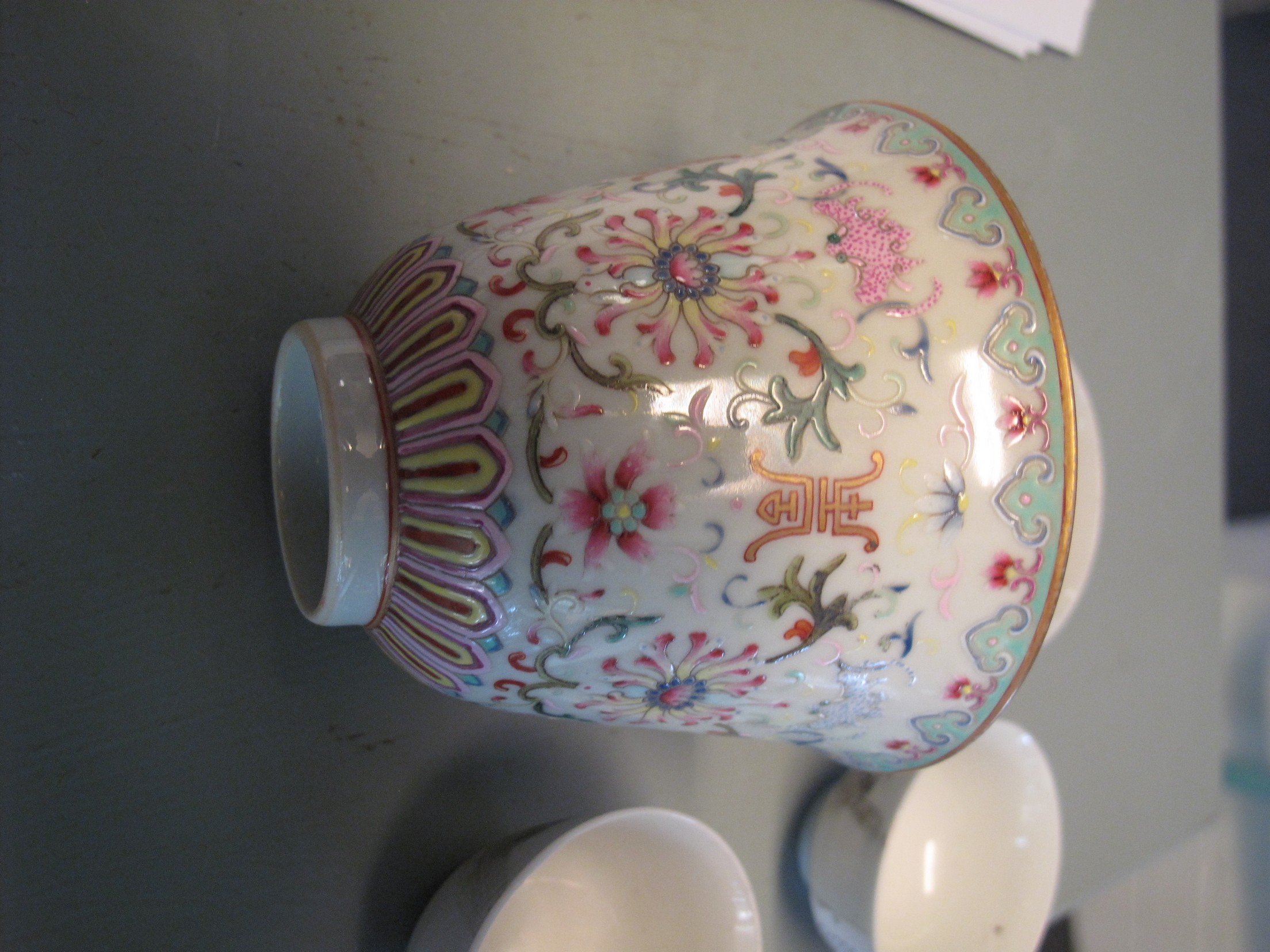 Good quality Chinese porcelain everted cup or vase, externally decorated with enamelled foliate - Image 5 of 7