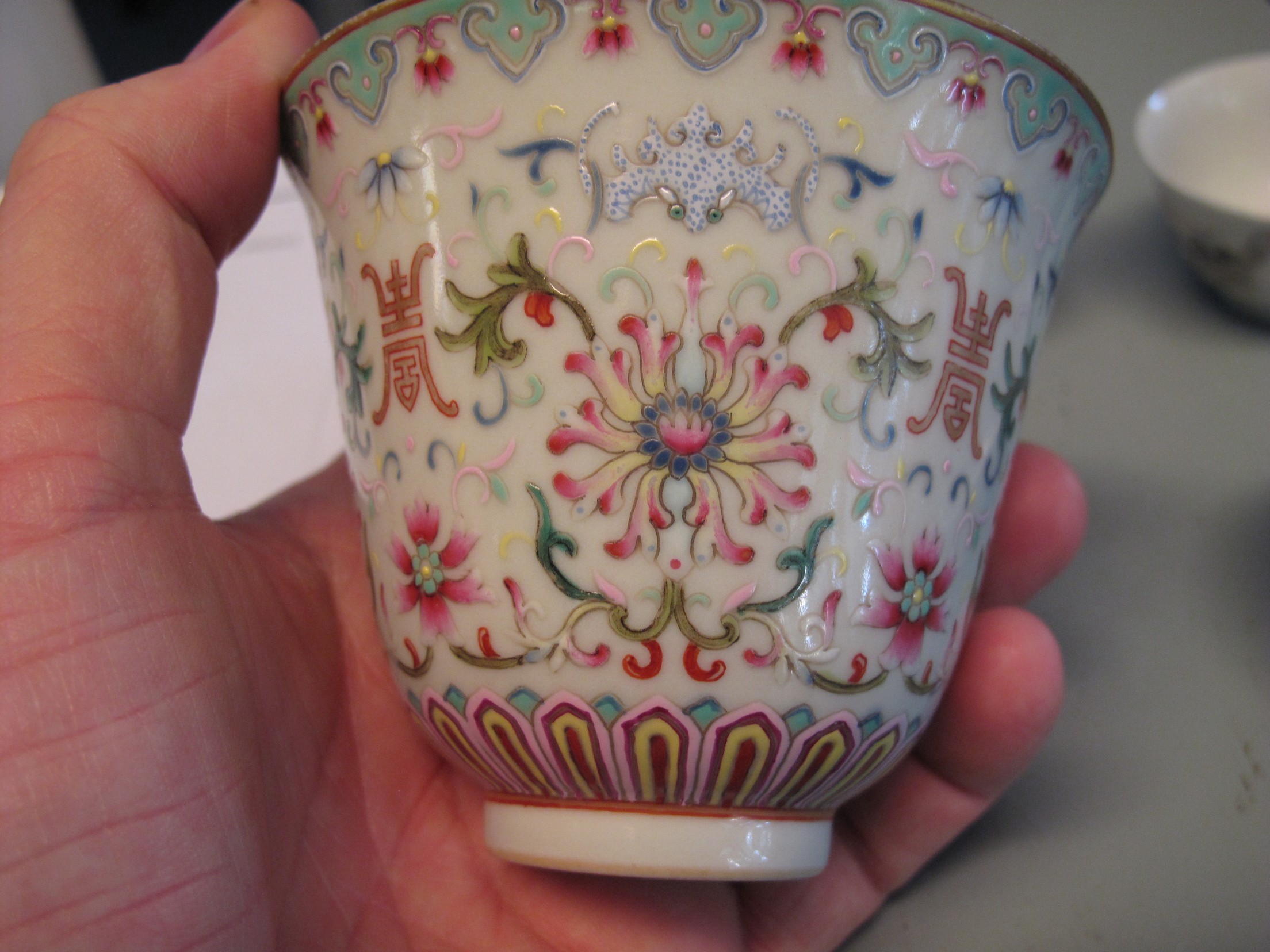 Good quality Chinese porcelain everted cup or vase, externally decorated with enamelled foliate - Image 3 of 7