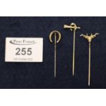 15ct gold horseshoe stock pin, together with yellow metal stags head pin and 9ct gold hunting horn