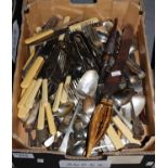 Box of loose plated and other cutlery. (B.P. 21% + VAT)