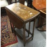 Early 20th century oak gate-legged table of small proportions, on bobbin turned supports. (B.P.