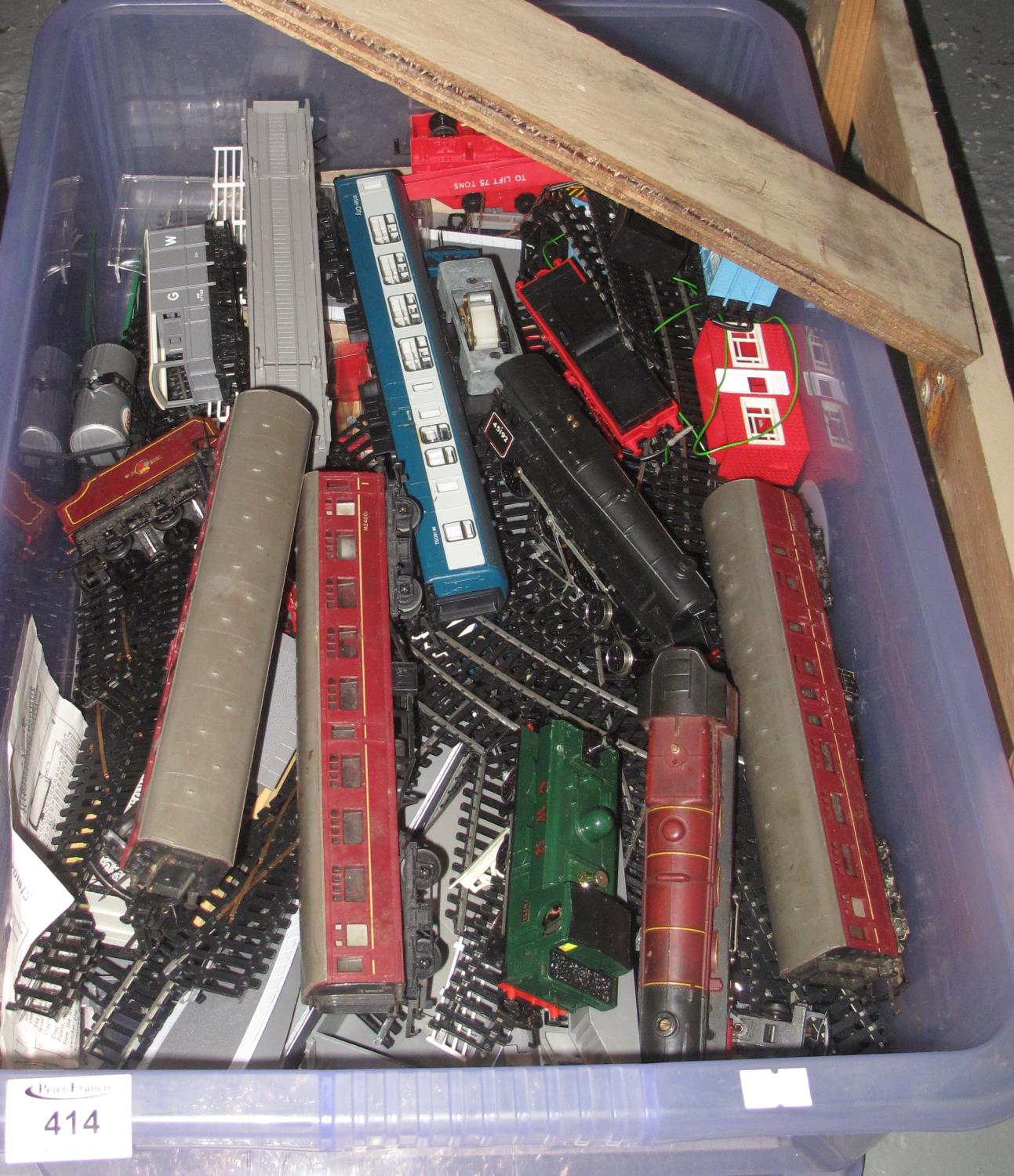 Plastic box containing assorted 00 gauge locomotives and rolling stock. (B.P. 21% + VAT) Play worn