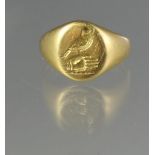18CT GOLD SEAL RING with family crest. Ring size M. Weight 8.3g approx. (B.P. 21% + VAT)