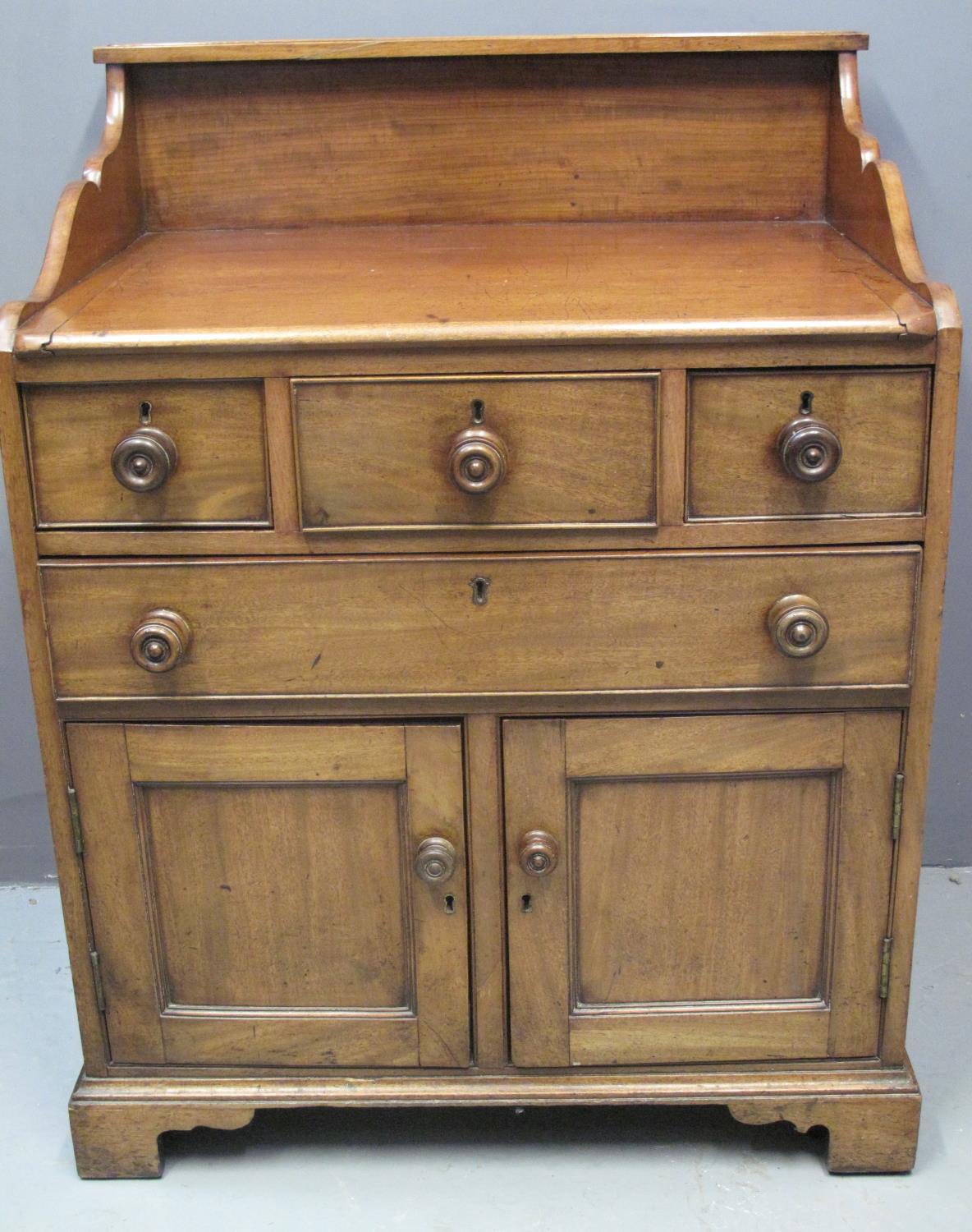 UNUSUAL VICTORIAN MAHOGANY TRAY TOPPED DESK with over shelf above an arrangement of four cock beaded