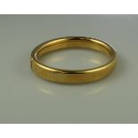 18CT GOLD HINGED HOLLOW BANGLE with flush hinge. Weight 42.5g approx. (B.P. 21% + VAT)