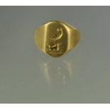 18CT GOLD SEAL RING with family crest, Ring size K. Weight 8.5g approx. (B.P. 21% + VAT)