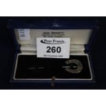 Silver horseshoe shaped stock pin in fitted case. (B.P. 21% + VAT)