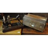 Vintage Singer sewing machine in fitted oak case. (B.P. 21% + VAT)