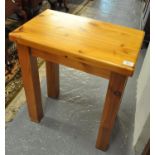 Small modern pine side table of rectangular form. (B.P. 21% + VAT)