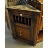 Small 18th Century style oak spindle and pierced hanging corner cupboard. (B.P. 21% + VAT)