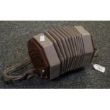 Simple concertina with appearing leather bellows. (B.P. 21% + VAT)