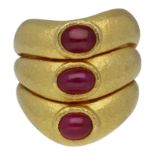 Rubin-Ring Extravagantes Design in Gelbgold 22K. Kraftvoller Ring mit 3 Rubin-Cabochons von zus.