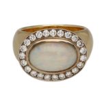 Opal-Brillant-Ring Sehr schönes Schmuckstück in Gelbgold/Weissgold 18K. Im Zentrum ein ovaler Opal