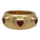 Burma-Rubin-Ring Modernes Design in Gelbgold 18K. In Herzform gefasst 3 Burma-Rubine (handelsüblich