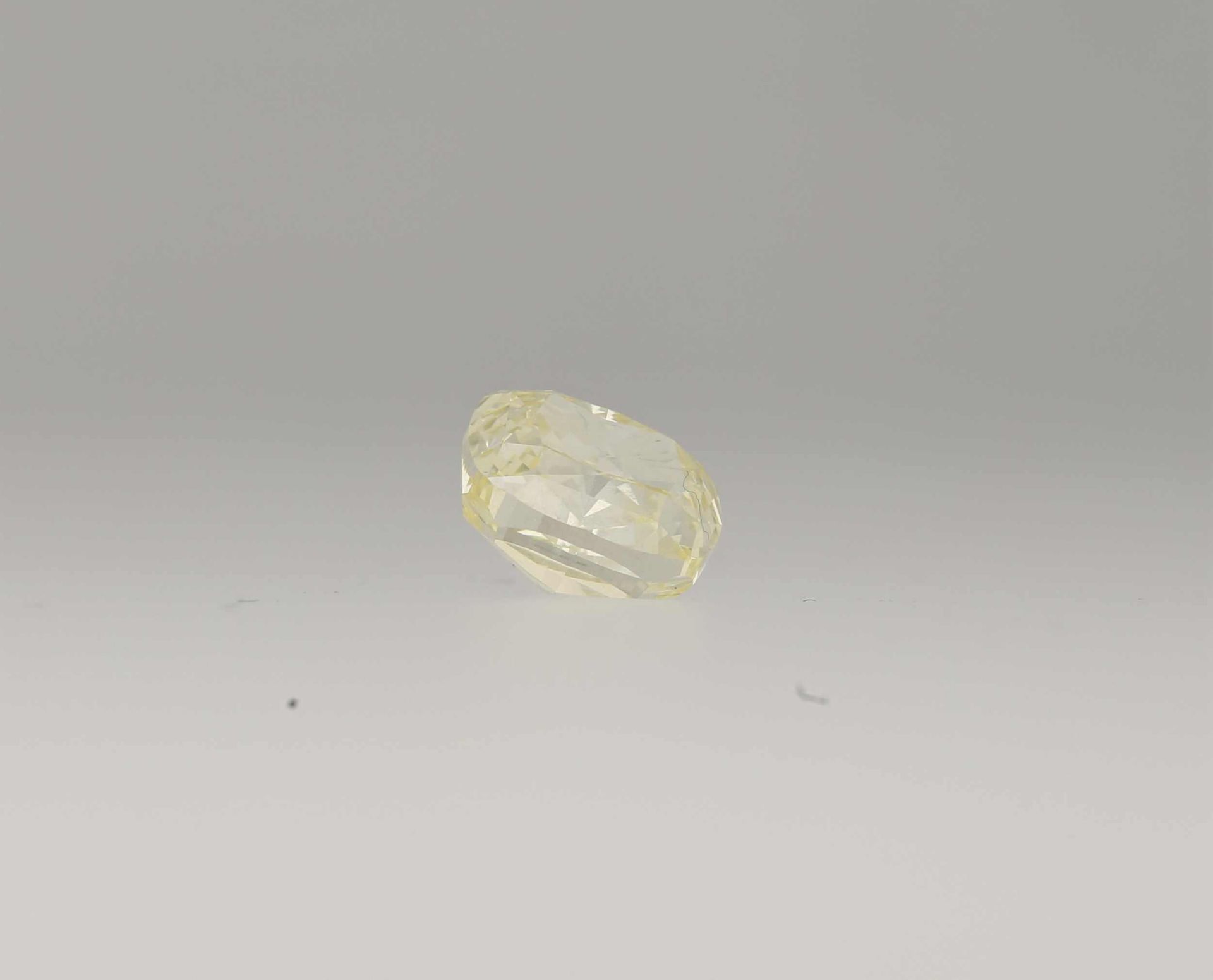 Fancy Diamond Natürlicher farbiger Diamant. Lupenreiner Diamant fancy light yellow von 3,51 ct. - Bild 2 aus 3