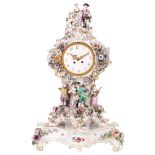 Grosse Porzellan Uhrengarnitur, Meissen Reich verzierte Uhr mit Blumenapplikatkionen, einem