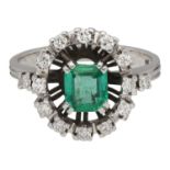 Smaragd-Brillant-Ring Traumhaftes Schmuckstück in Weissgold 18K. Zentral ein kolumbianischer