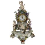 2 Porzellan Uhrengarnituren, Meissen - Kleine Uhrengarnitur, mit Relief-Blumenbelegen, Malerei nach