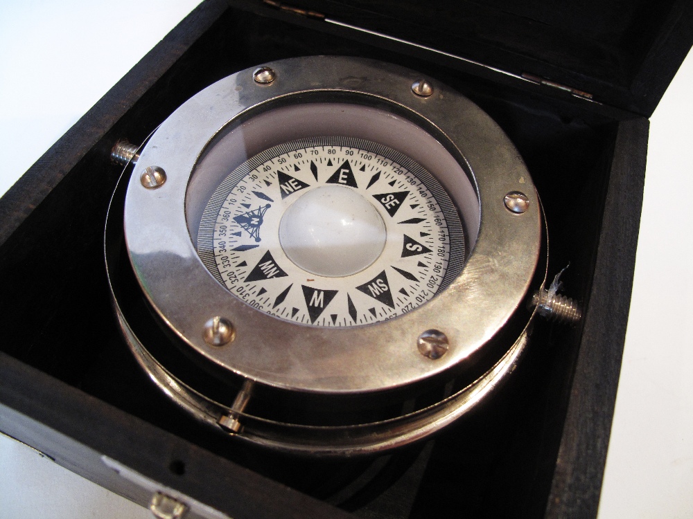 A Compass in a black wooden box. The box H10cm, 15X15cm, the compass glass W7cm. - Image 3 of 3