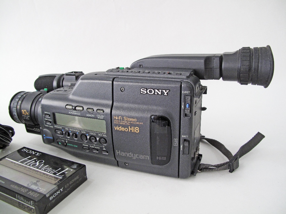 A SONY Hi8 Handycam Video camera recorder, Hifi Stereo, with charger, 2 batteries, cassette and a - Image 2 of 5