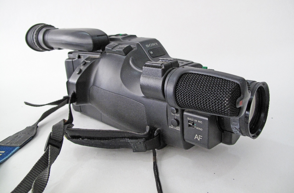 A SONY Hi8 Handycam Video camera recorder, Hifi Stereo, with charger, 2 batteries, cassette and a - Image 4 of 5