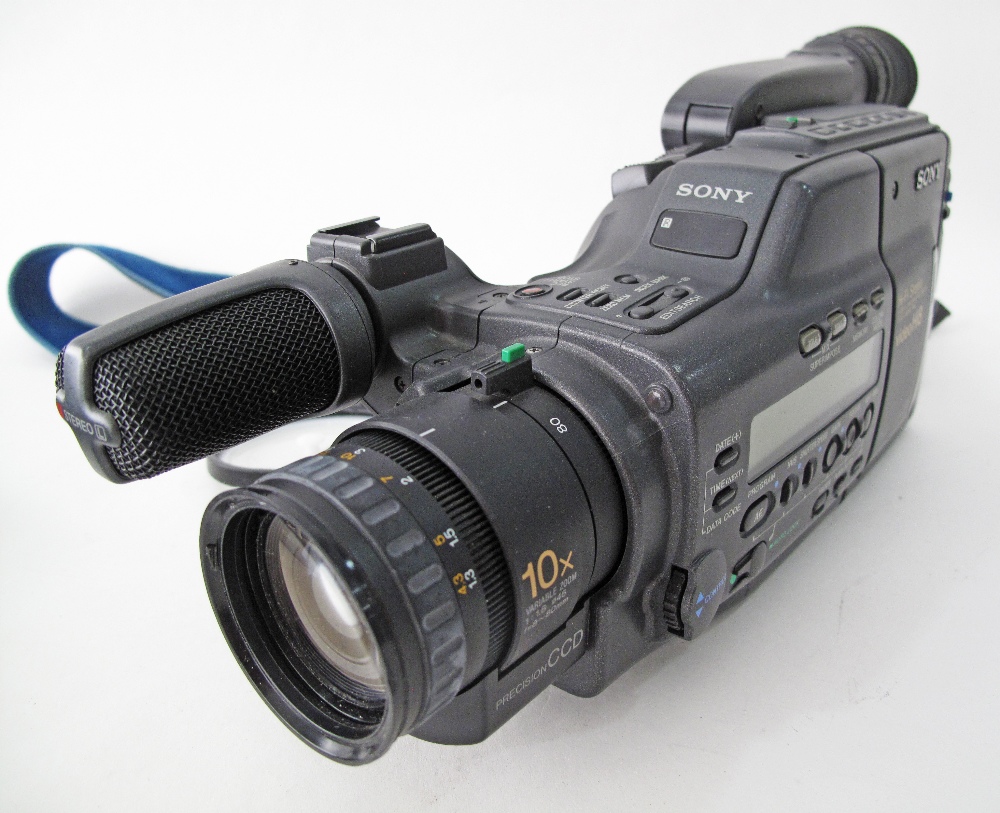A SONY Hi8 Handycam Video camera recorder, Hifi Stereo, with charger, 2 batteries, cassette and a - Image 3 of 5