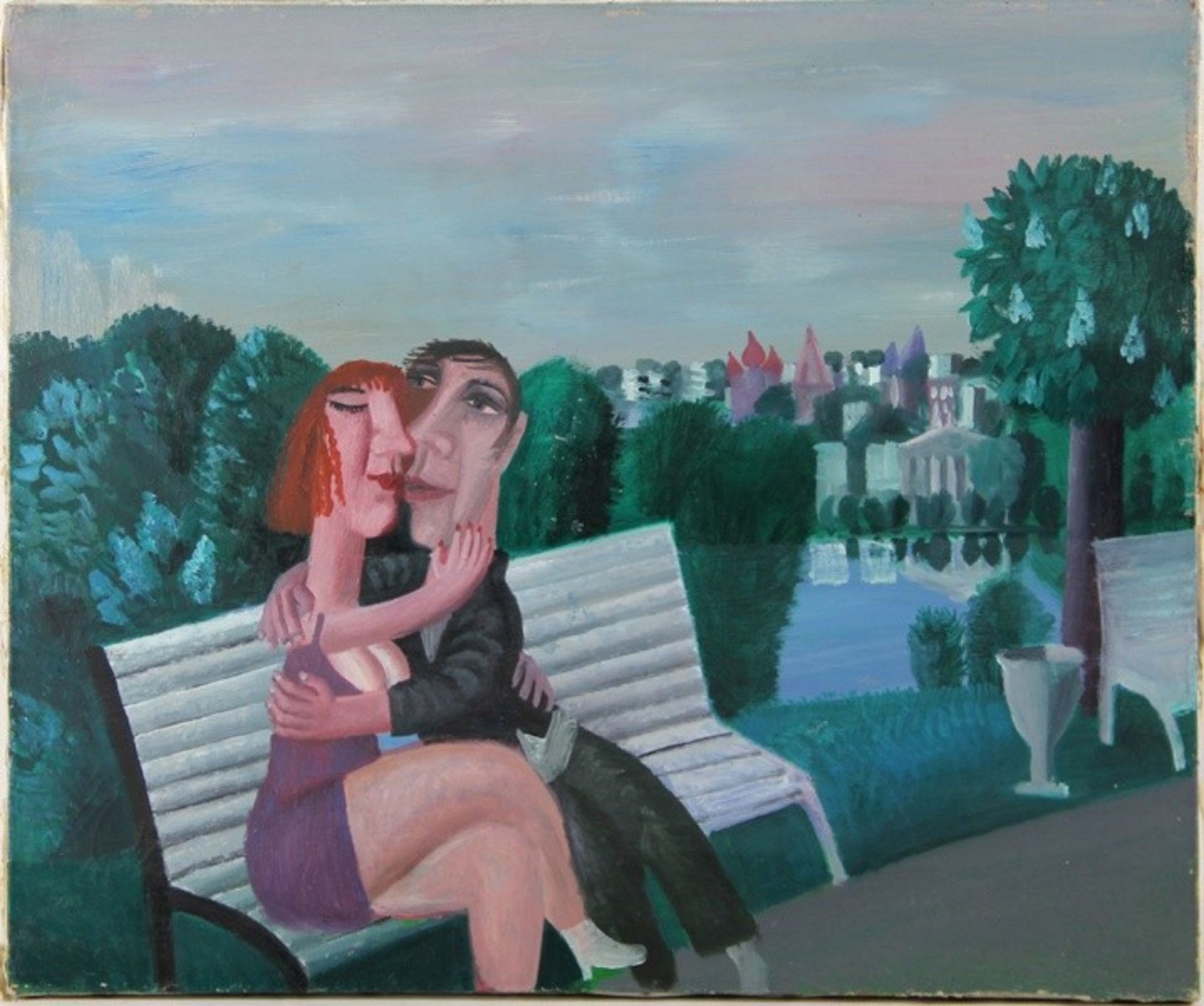 Goryainov, Anatoly1992, sich umarmendes Paar auf einer Bank im Park, rechts Blick auf eine Stadt,