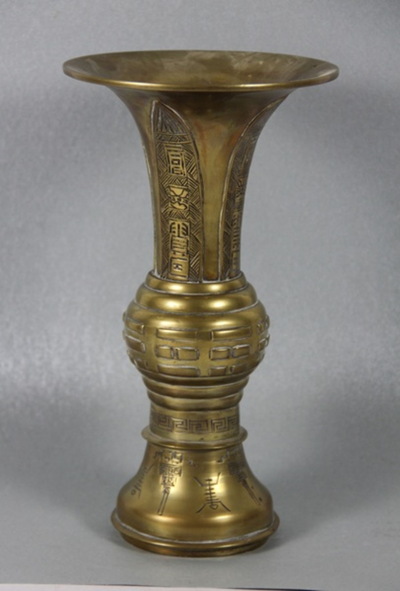 chinesische Gu-VaseChina, Messingvase in Gu-Form, kraterförmiger Hals, mittig Nodus, Wandung und