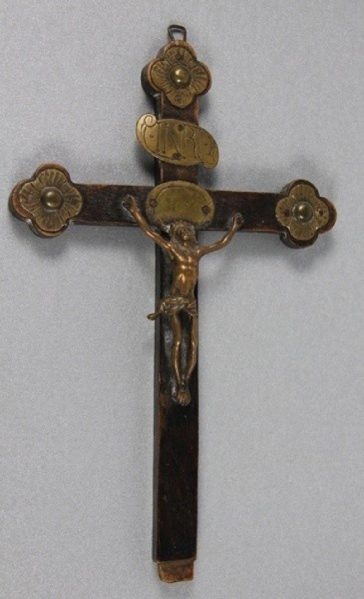 Kruzifix19. Jhd., Kruzifix, Jesus, Titulus sowie Applikationen a. d. Kreuzenden wohl Bronze,