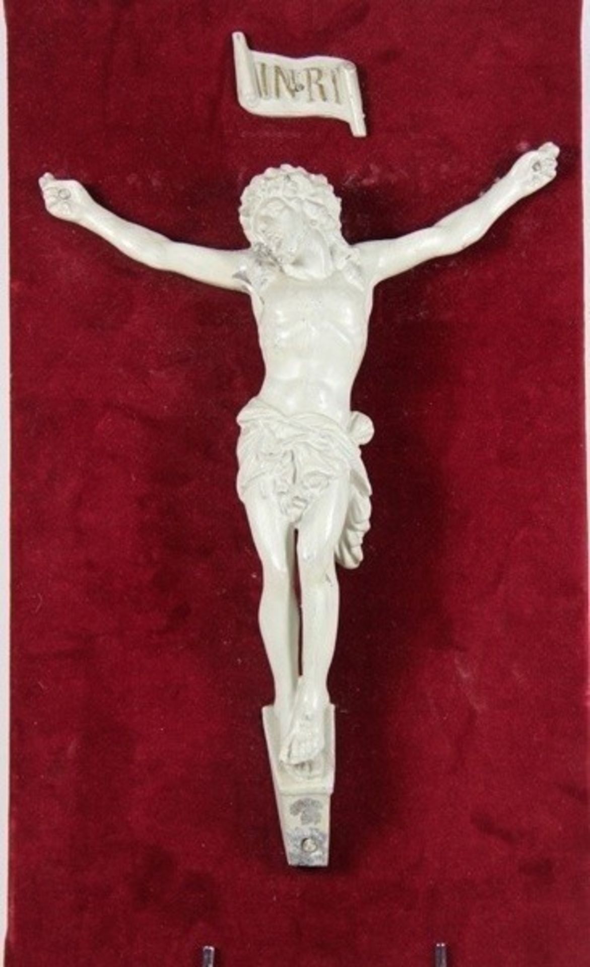 Kruzifixus19. Jhd., unedles Metall, Christus als Kruzifixus, über ihm Titulus, auf stoffbezogener