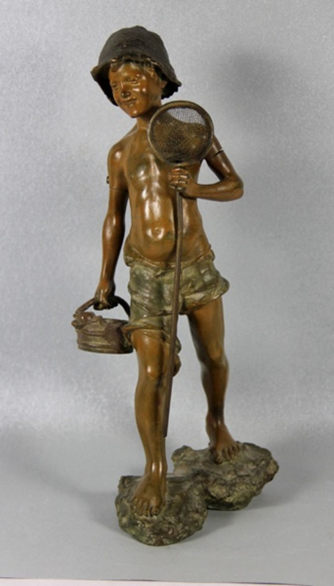 de Martino, Giovanni1870-1935/38, Bronze, Fischerknabe mit kurzer Hose und Mütze, in der einen