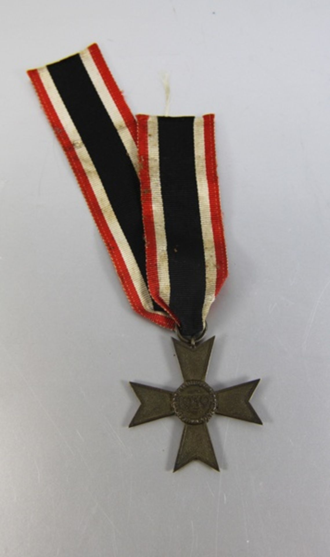 KriegsverdienstkreuzKriegsverdienstkreuz 2. Klasse ohne Schwerter, datiert 1939, mit Band, dieses