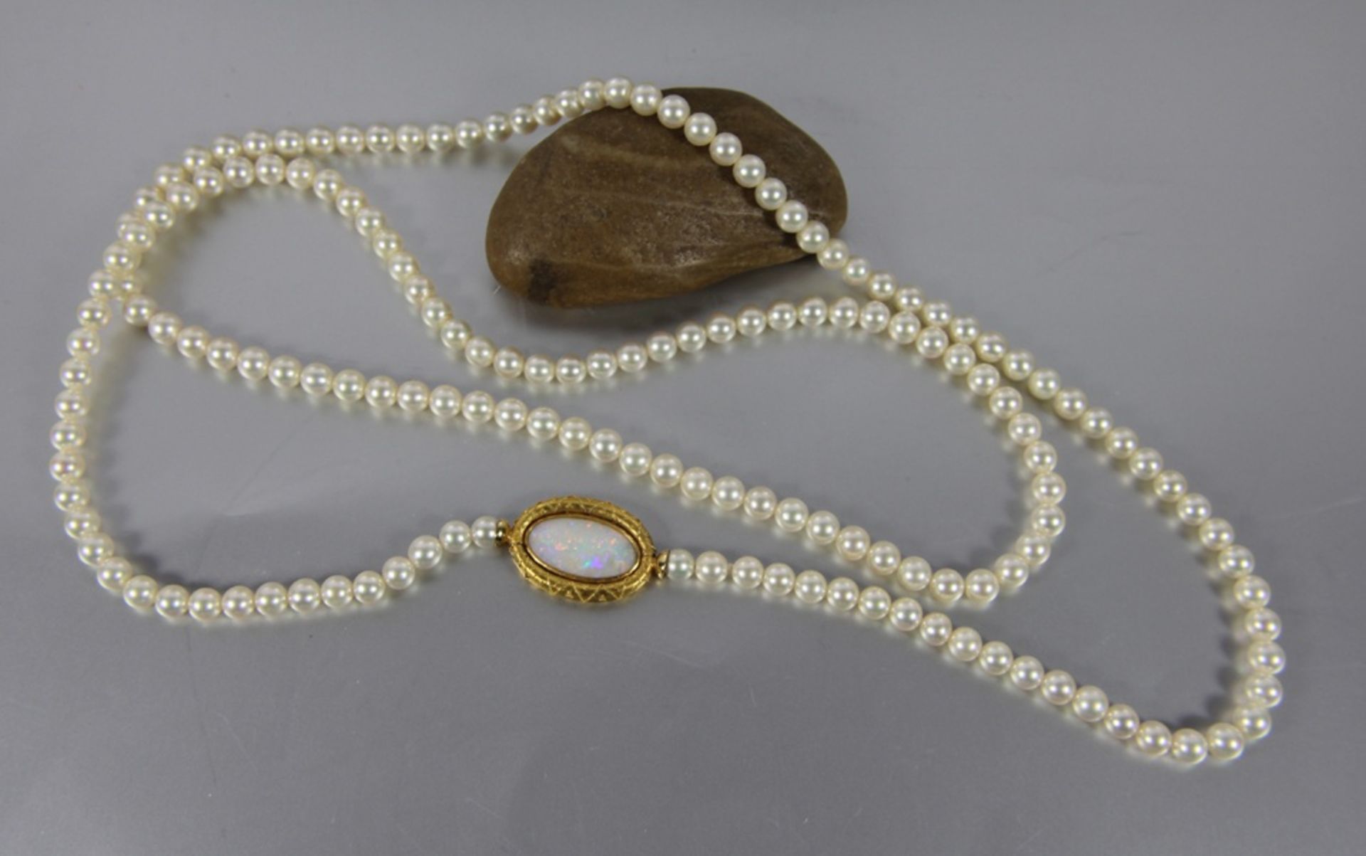 Perlenkette mit Opalmit GG, lange Perlenkette mit ovalem Zierelement, mit ovalem Opal, dieser