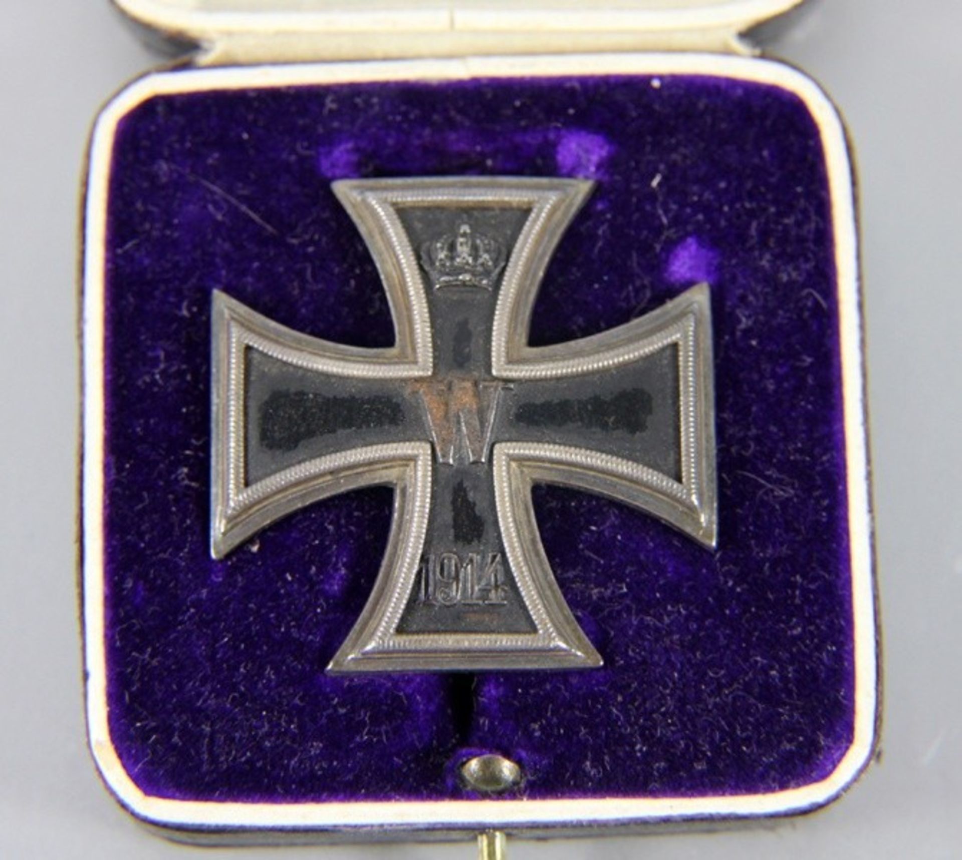 Eisernes Kreuz mit Schatulle800er Silber, Eisernes Kreuz mit Nadel, dat. 1914, in Schatulle, auf dem