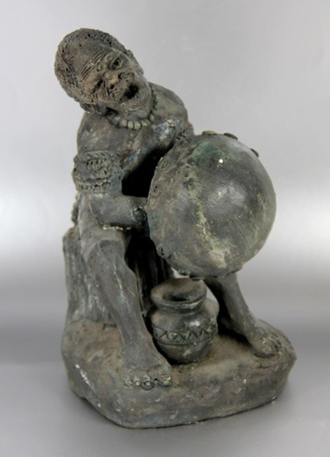 afrikanische FigurAfrika, Keramikfigur eines singenden Mannes mit Trommel, Gebr.sp., Trommel lose