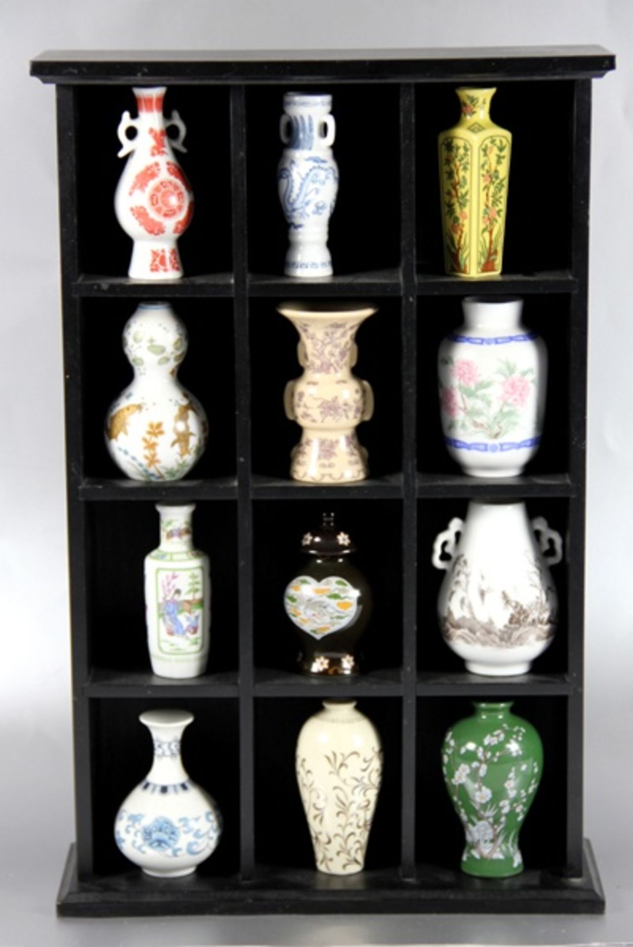 Satz Miniatur-Vasen12 Miniaturvasen nach chinesischen historischen Vasen, farbig staffiert, in