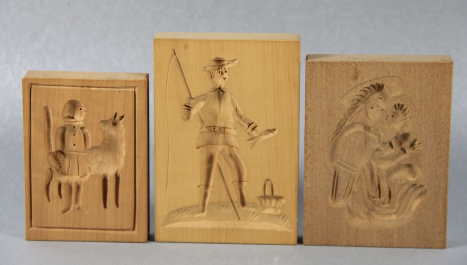 Konvolut Holz-Modeln3tlg. Konvolut kleiner rechteckiger Holzmodeln mit geschnitzten Motiven, Gebr.