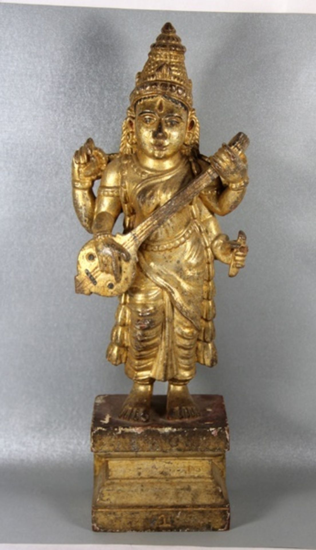 Saraswati-Holzskulpturwohl um 1900, Indien, geschitzt, goldfarben gefasste und partiell bemalte